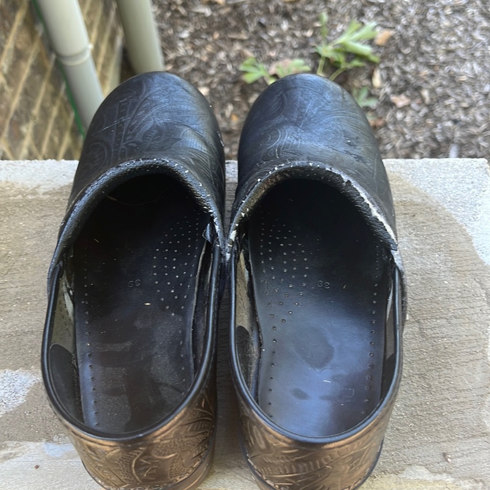 Dansko 39 black tooled leather used, see fray on edge